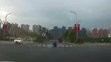 前车一路冒烟，以为他车坏了，我提醒了一路！