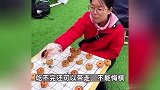 景区中秋推出象棋月饼，吸引上百人前来对弈，节日氛围感直接拉满！