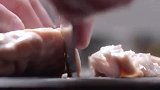 东北酸菜猪肉火锅中的血肠，滑嫩弹牙，让人回味无穷