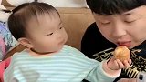 爸爸吃暖宝的食物，看暖宝如何反应，太可爱了