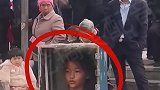 越南街头诡异一幕，小女孩表演人头消失术