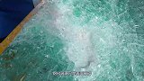 将铁球从高空抛下砸跷跷板上会怎样？小伙作死测试，结果出乎意料