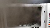 小哥将玻璃弹珠放进微波炉加热，启动开关后，奇迹发生了