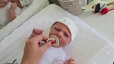 这个新生宝宝好可爱，吃着奶嘴的样子好萌呀，好想抱抱他！