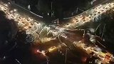 四川眉山突降暴雨市区积水严重 夜归车辆似小船破浪前行