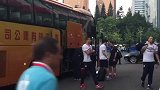塞尔维亚大巴抵达天河 都灵罗马两大扛把子微笑入场
