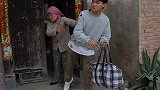 儿子惦记死去父亲的赔偿款，母亲把他赶出家门，儿子回家后感动了