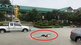 神操作！路遇齐膝积水 泰国小哥背书包游泳上学