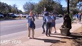 街头树人恐吓恶作剧，假扮树人恐吓路人，结果被路人打