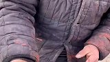 农村大爷的奇石，出价三千元成交，这怎么看都是上好的玉石料子