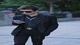 男子被2个美女跟踪，卸妆后两个美女都吓跑了!