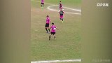 这就是中国孩子的踢球水平？连续三脚球踢疵脸都丢干净了
