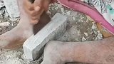 这要是没几十年的工地经验都不敢这么敲，还能敲的这么整齐！