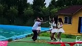 个美女给大爷伴舞，场面太辣眼睛了