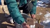 内蒙古纯天然大冰柜男子插个标签好区分食材现吃现铲