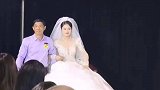 婚礼现场，爸爸怕女儿穿婚纱不好走路，恨不得把婚纱举起来