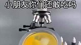 果冻放大百倍的样子，里面尘土和线状杂质，小朋友不要再吃了