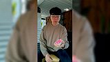 眼镜小伙变纸牌魔术，用手掌捂住纸牌，可以直接透过玻璃桌面