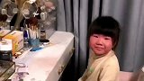女孩偷偷给自己化妆
