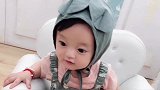 小女孩的眼睛好大，真的好可爱呀