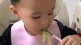 小吃货吃东西也太着急了，这是被饿坏了吧！好可爱