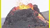火山爆发太吓人了，但是下面的游客一点都不害怕