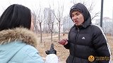 二货拿青龙偃月刀打劫，没想竟被美女反套路1000元，真逗