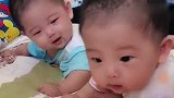 姐姐就这么静静地盯着妹妹吃手，小眼神太可爱了