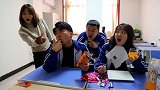 在吃辣条大赛中，同学们各显其能，二浪却因为舔手指获得冠军