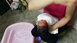 经验丰富的月嫂给初生婴儿洗澡，宝宝都不用下水，好厉害