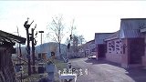 男子遭到犀牛攻击，爬到树上躲避，不料犀牛猛地一头撞断树枝