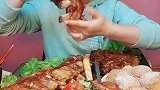 小姐姐你会吃排骨吗，你的吃法看上去一点都不矜持啊