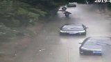 台风天吹断树枝 男子骑车路过被砸摔倒致骨折