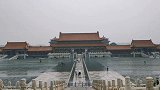 大雨里的故宫：雨水沿红墙瓦檐呈珠帘状落下