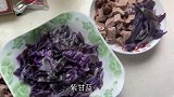 狗子们吃肉，铲屎官却抢惠比特犬的狗粮吃，阿强满眼都是疑问