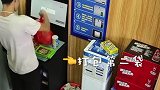 实名制抢劫？无人超市被偷近800件商品 男子假装支付淡定离开