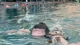 美女你站起来看一下 这泳池有多深