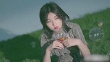 青年演员张子枫，眼神超飒短发更显俏皮，子枫妹妹越发迷人