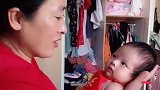 外婆哄小宝宝玩，没想到宝宝最后这样看着外婆，小眼神好萌！
