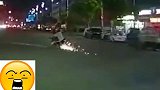 鬼火少年街头耍帅蛇形行车，翻车来得太快就像龙卷风