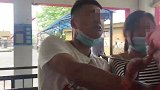 上海欢乐谷内男子翻护栏插队与女游客扭打