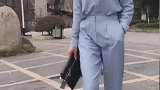 蓝色的套装搭配高跟鞋，完美体现小姐姐挺拔的身姿