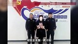 案件指认现场，一人行迹诡异，打开背包后一摞摞百元大钞赫然出现