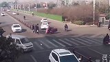 大爷，马路不是碰碰车场哦