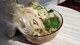 幸福趁孩子睡觉在阳台吃大碗河南烩面，汤鲜味美，吃得直冒汗，爽