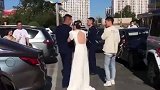 新娘和兵哥哥结婚，兴奋拍照不小心挽错胳膊
