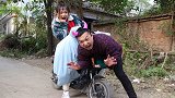 二货碰瓷大龄剩女，没想被大龄剩女拉回家当老公，太逗了