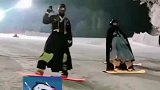 穿着汉服滑雪，仿佛御剑飞行