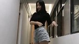 身穿齐臀小短裤的长腿小姐姐，楼道里的灭火器都比一般的长