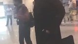 机场偶遇李现，独自拉行李低调出行，这样的不多了
